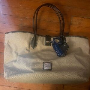 Women’s Dooney & Burke large Cindy tote bag black and white